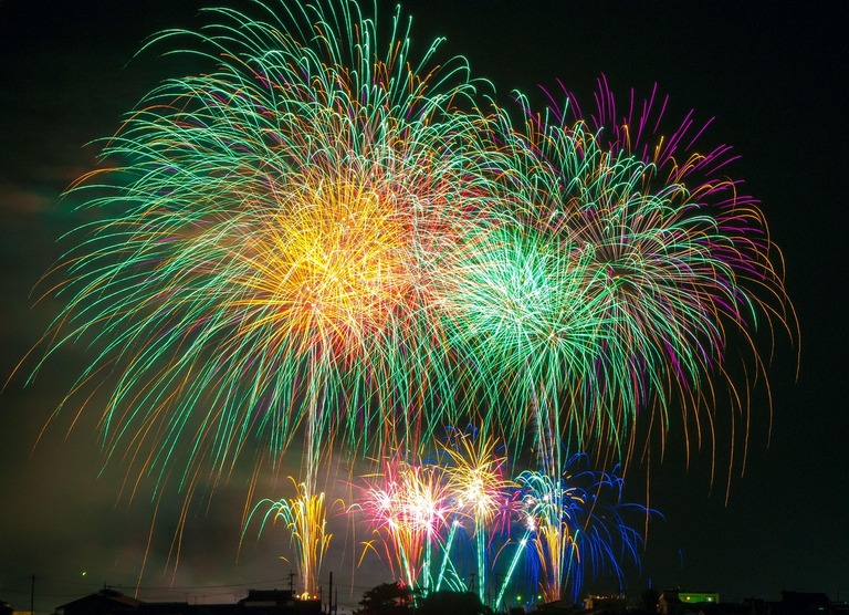 色とりどりの打ち上げ花火