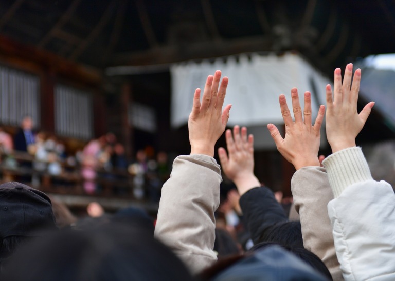 節分会の豆を求める手
