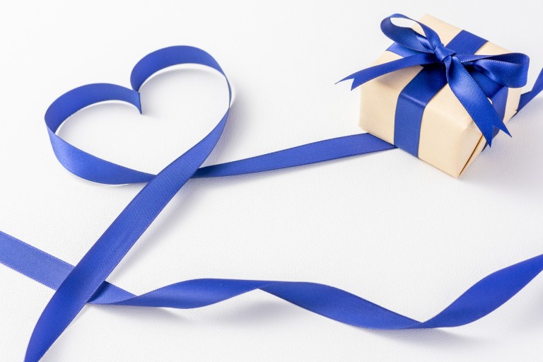 青いリボンのギフトボックス