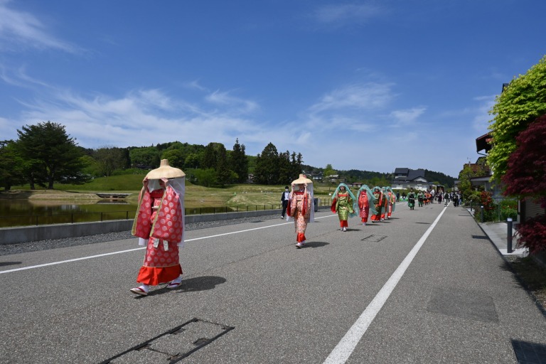 春の藤原まつり_源義経公東下り行列_無量光院跡付近