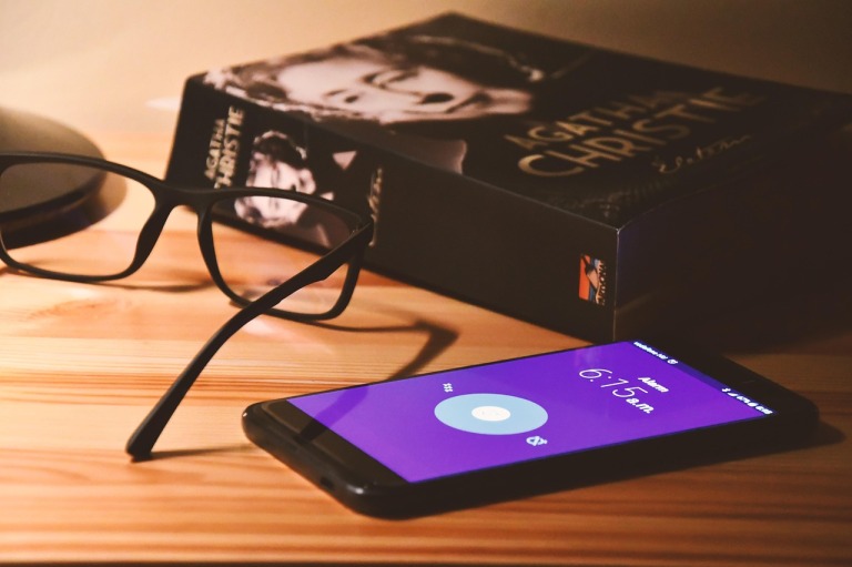 睡眠前のメガネとスマホ