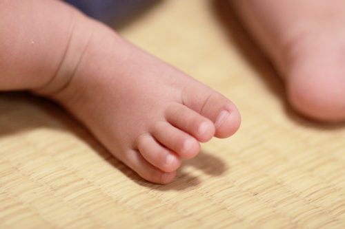畳の上に赤ちゃんの足