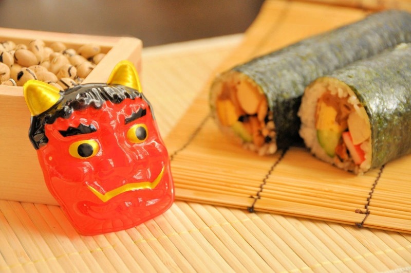 節分の鬼のお面と恵方巻