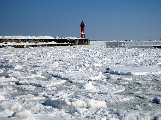網走港赤灯台と流氷