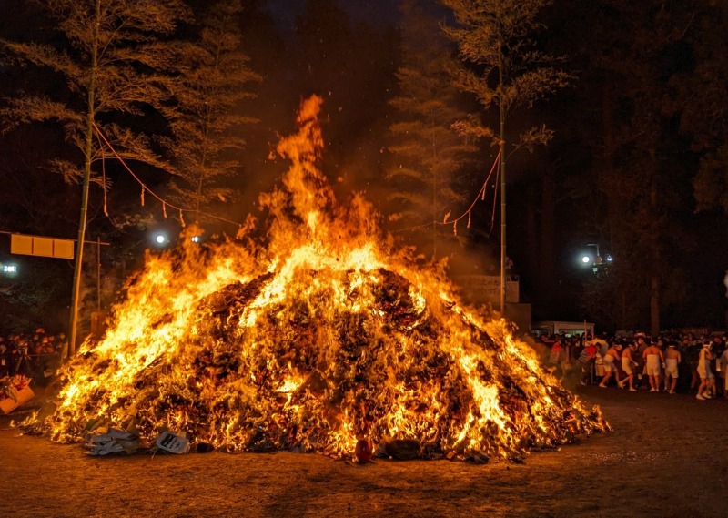 大崎八幡宮どんと祭の御神火