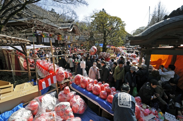 深大寺だるま市の境内