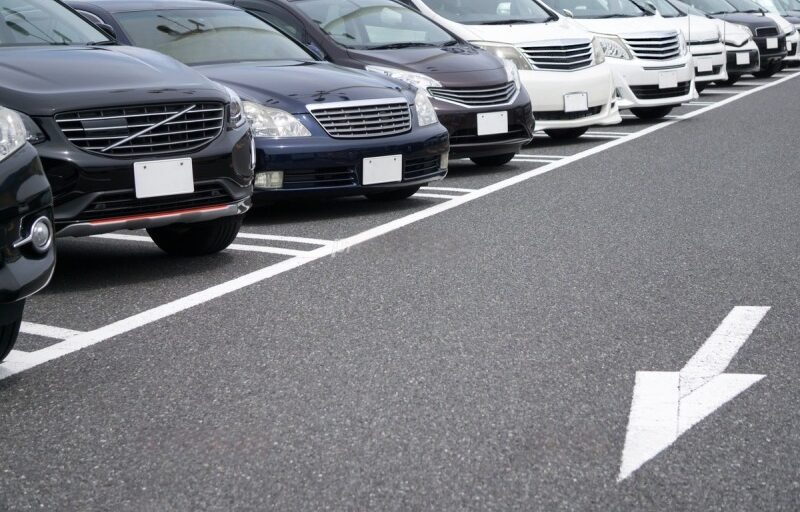 駐車場と車