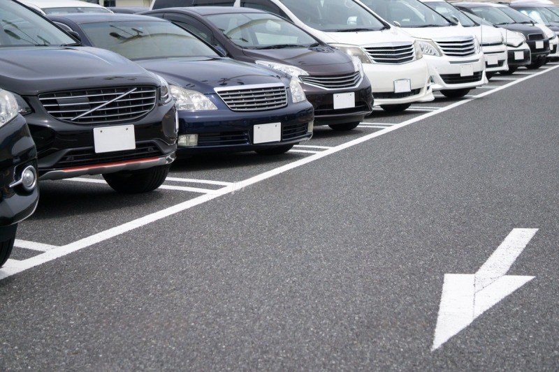 駐車場と車