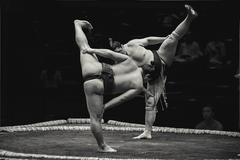 相撲_四股_モノクロ_土俵