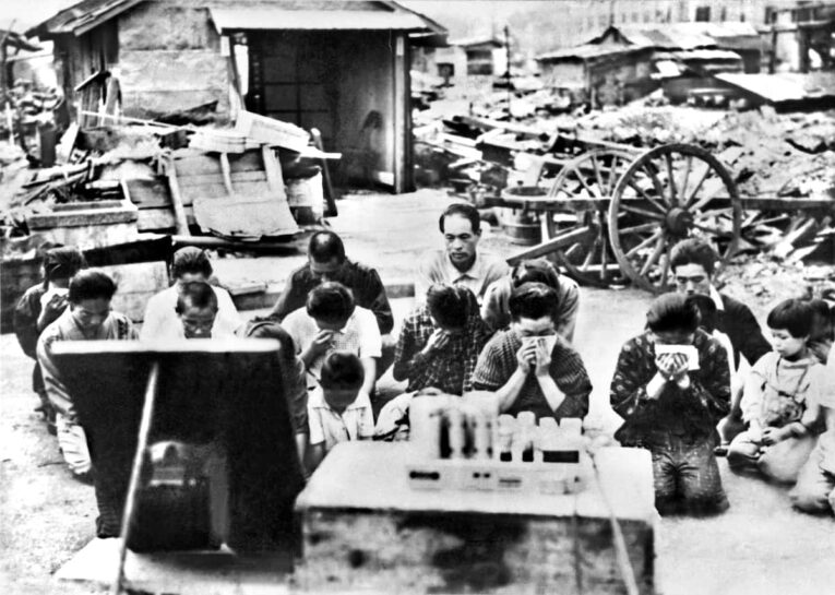 玉音放送を聞く人々