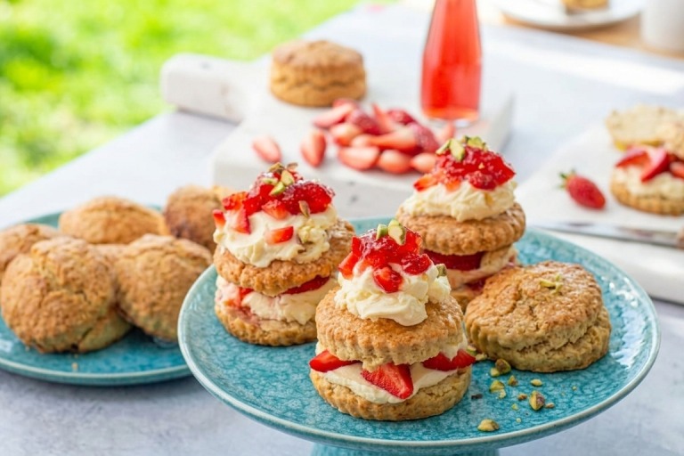 いちごのスコーンサンドケーキ