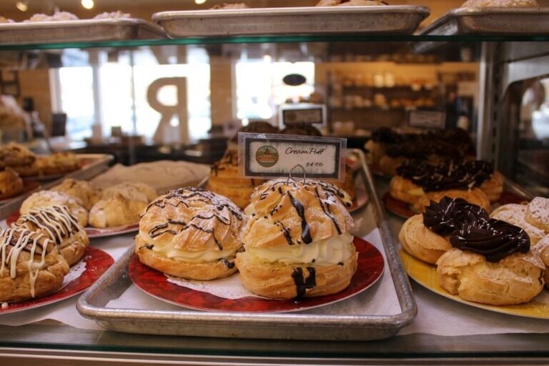 ショーケースの中のシュークリーム