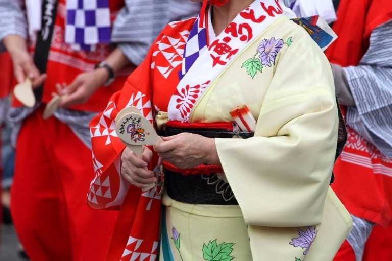 博多どんたくの踊り手が持つしゃもじ