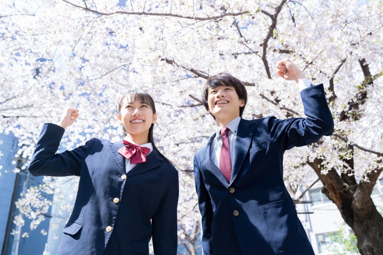 桜の下の高校生男女