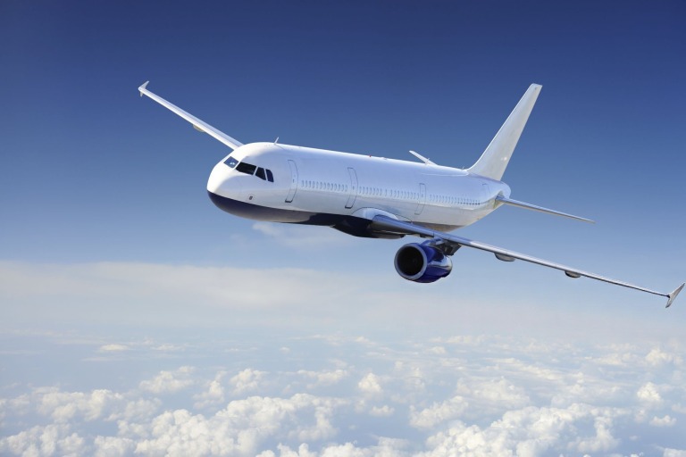 空を飛ぶ飛行機_青空と雲海